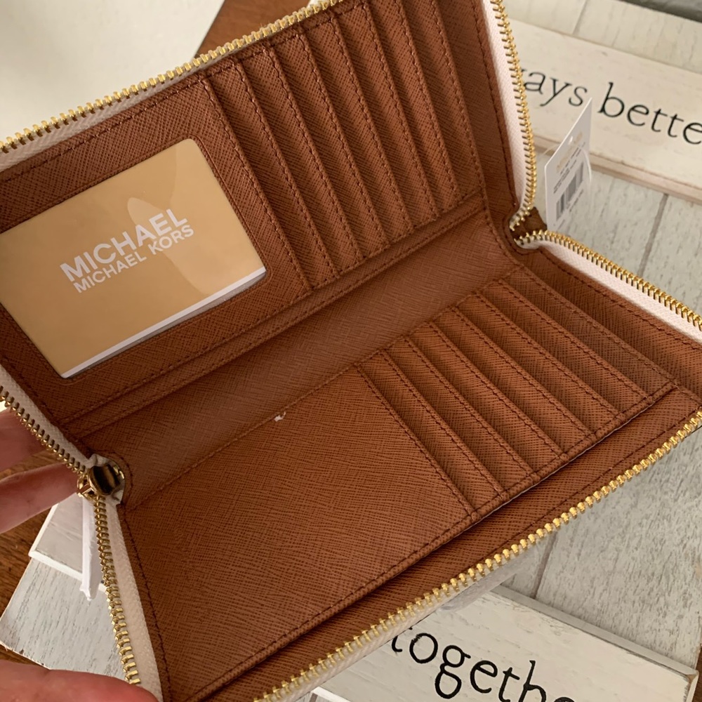 3in 1 new MK ♥️ wallet/ wirstlet/ phone holder - Picture 3 of 9